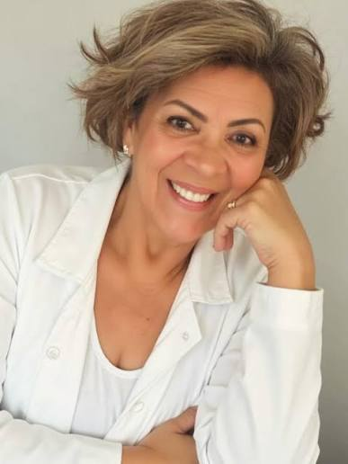 Nutricionista Sirlei Marin sorrindo, com camisa branca